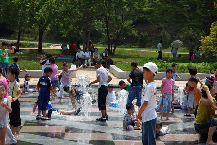 playing_kids_in_hot_summer_Kyungnam_SMW.jpg